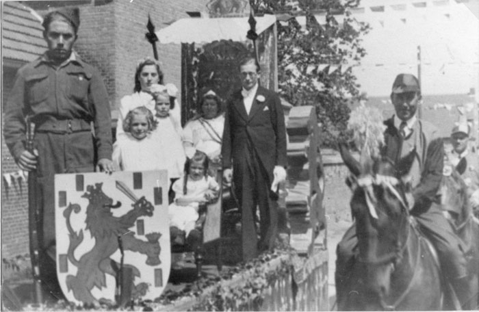 Bevrijdingsoptocht Elsloo (Limburg) zondag 12 augustus 1945     De koninklijke Familie